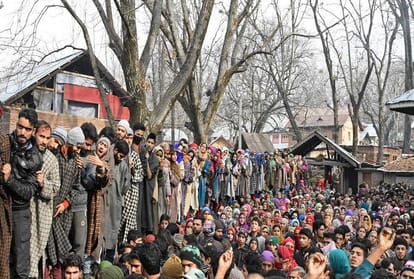 thousands of young people arrive in terrorism funeral in kashmir