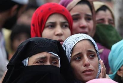 thousands of young people arrive in terrorism funeral in kashmir