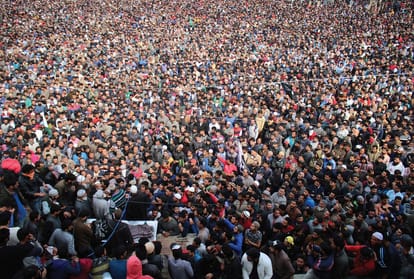 thousands of young people arrive in terrorism funeral in kashmir