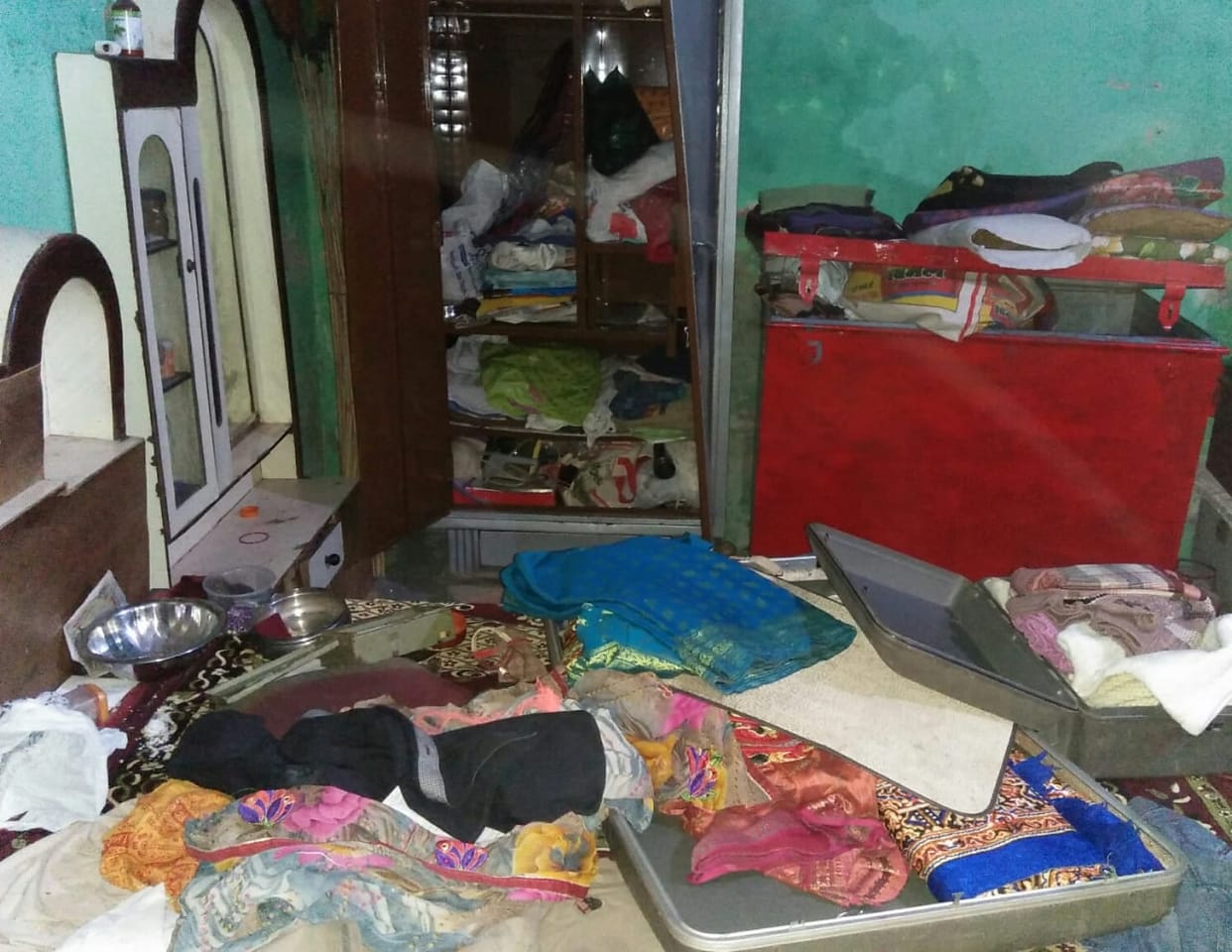 Thieves steal cash, jewelry from house
