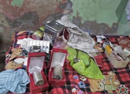 Thieves steal cash, jewelry from house