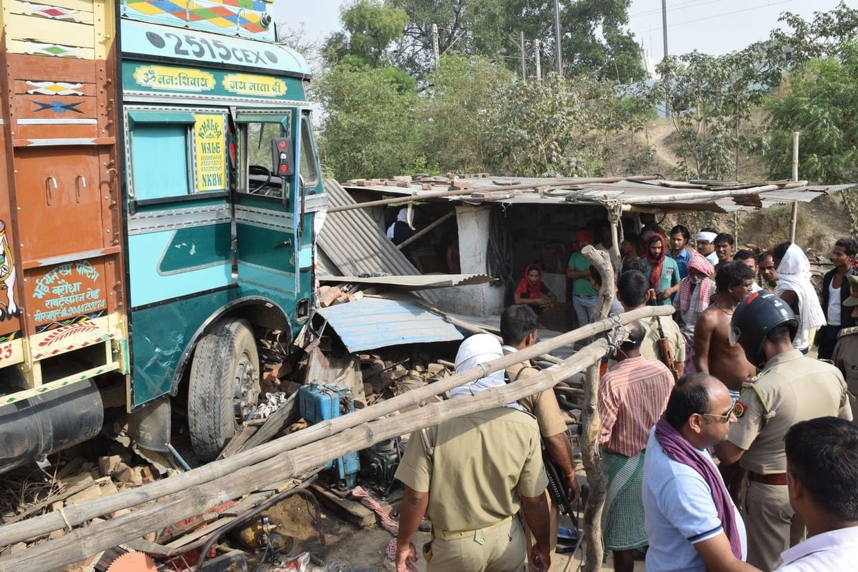 दुकानों में घुसा ट्रक एक घायल