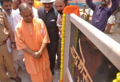 CM Yogi adityanath meeting with officer in varanasi