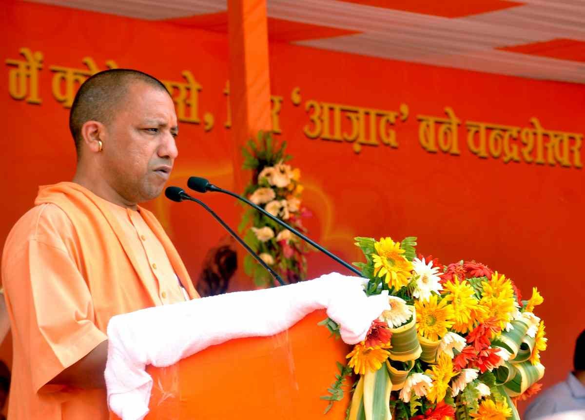 CM Yogi adityanath meeting with officer in varanasi