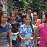 जेईई एडवांस की परीक्षा देकर केंद्र से बाहर निकले अभ्यर्थी।