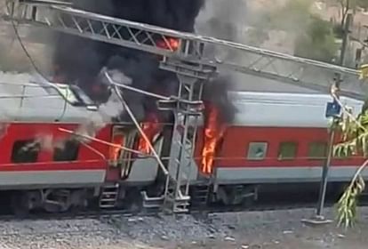 agra a fire in three ac coach of new delhi-andhra pradesh express