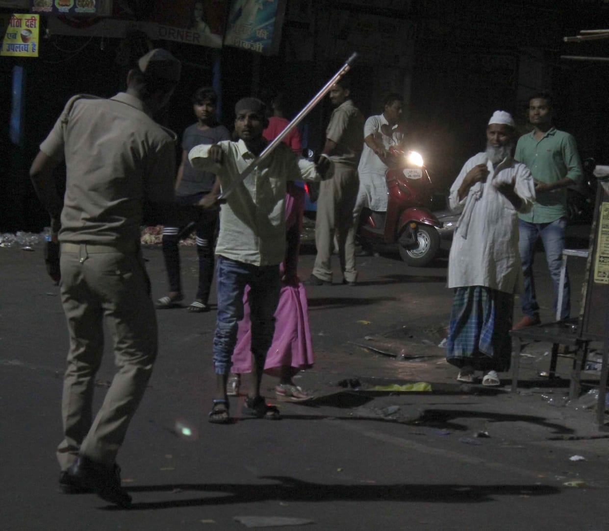 clash in aminabad lucknow due to the parking slot 