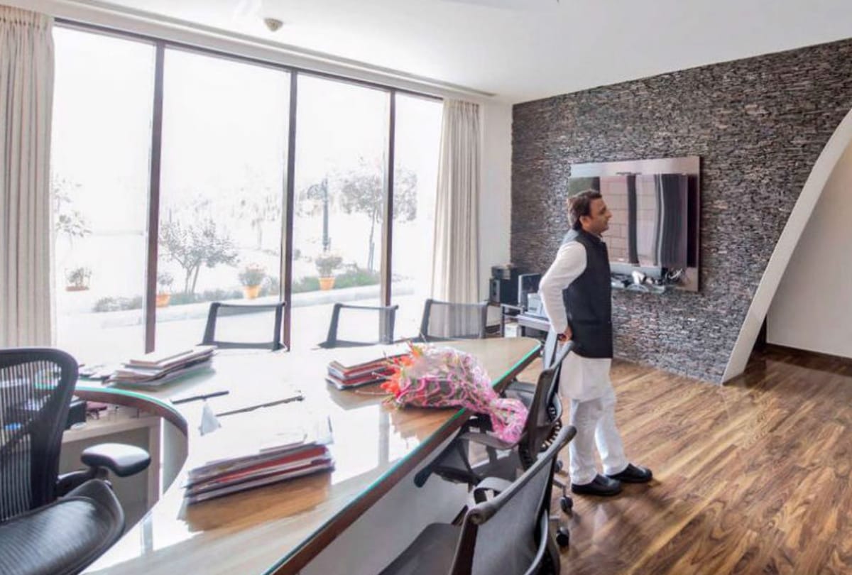 akhilesh yadav written a letter for extension of duration to vacant bungalow 