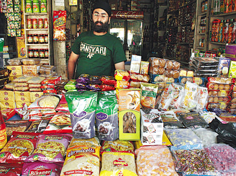Smoke in Alchemy, Maryam, Safabi and Farhat Khajur Bazaar