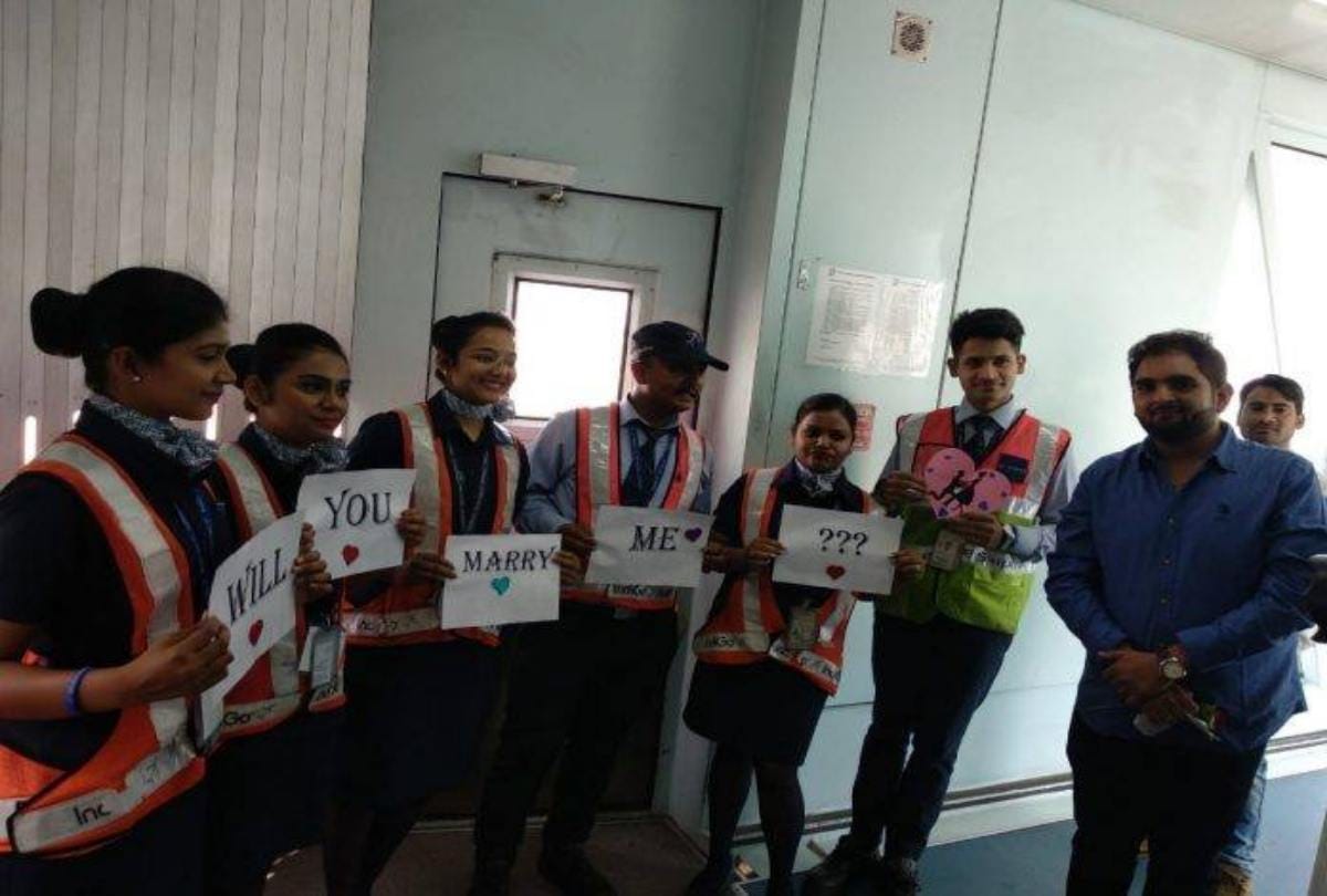 A boy propose his fiance for marriage in flight on indore airport
