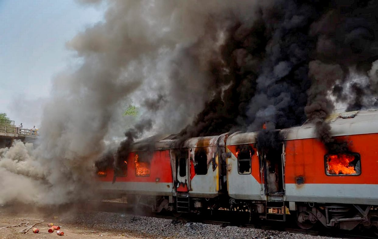 Fire broke out in 4 coaches of Andhra Pradesh Express near Gwalior