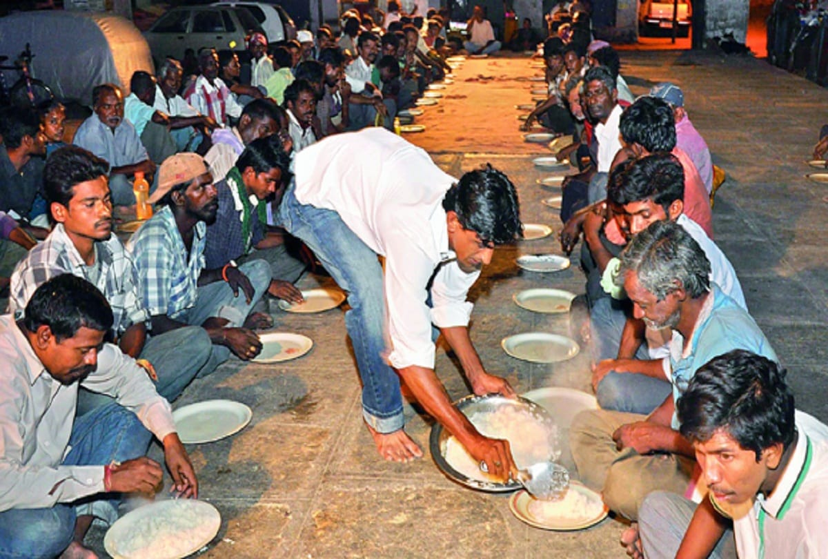Azhar Maqsusi- feed poor people under flyovers in Hyderabad