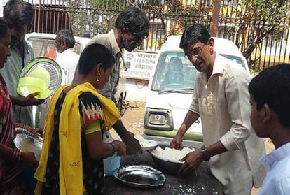 Azhar Maqsusi- feed poor people under flyovers in Hyderabad