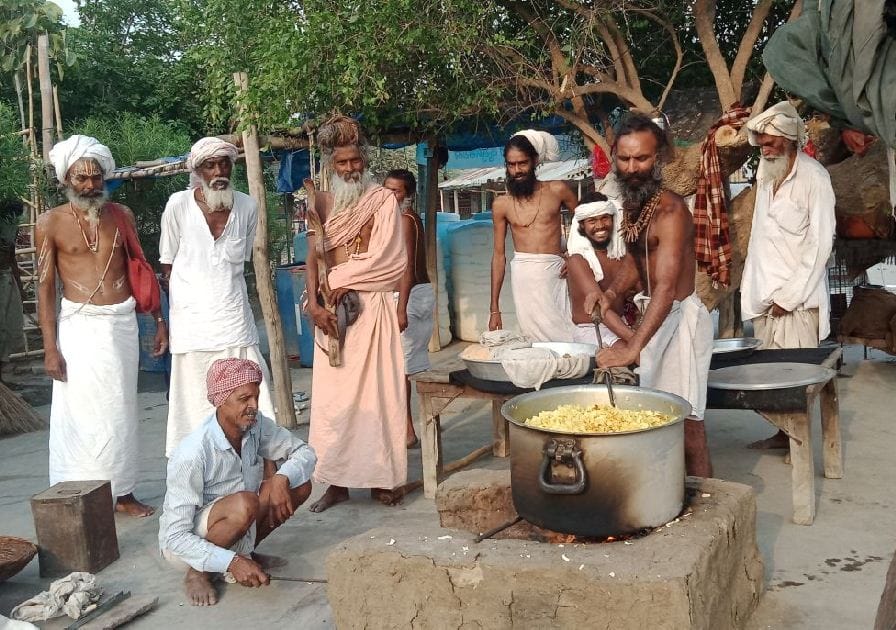 allahabad baba ramdas providing food to poor people