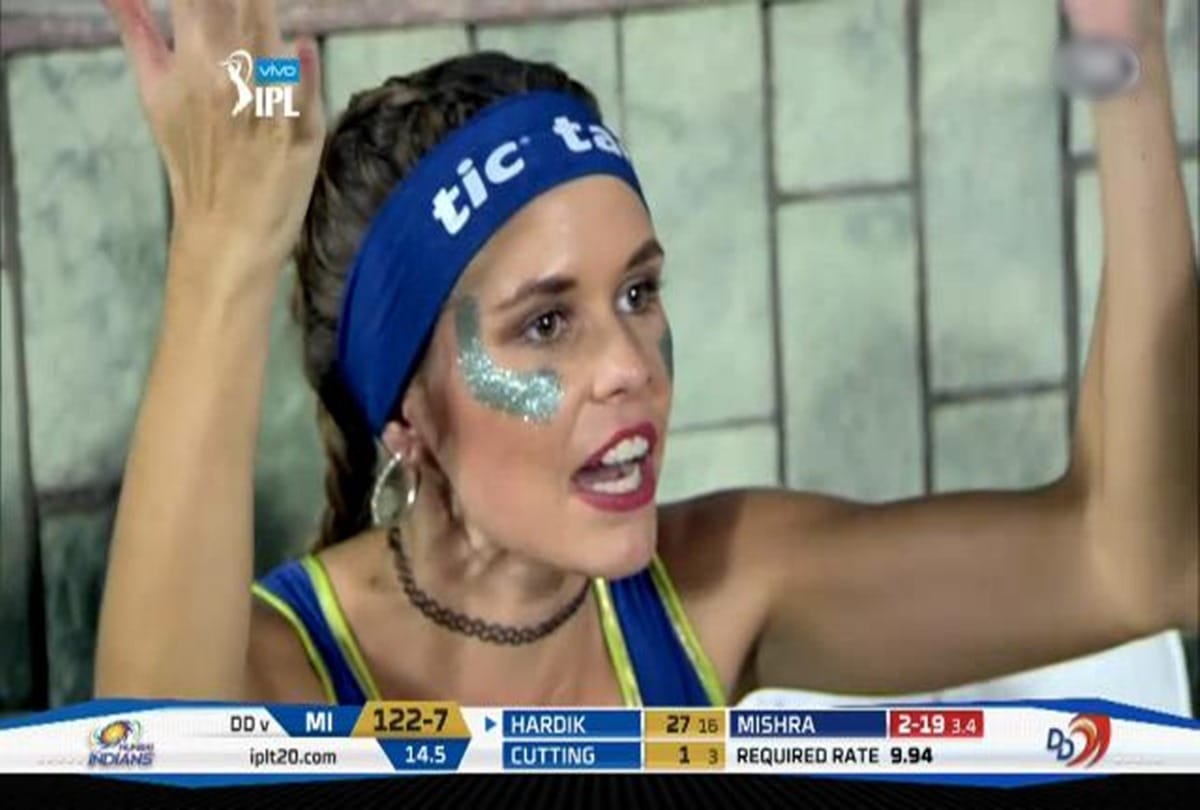 Mumbai Indians Cheerleader started spitting after dismissal of Hardik Pandya