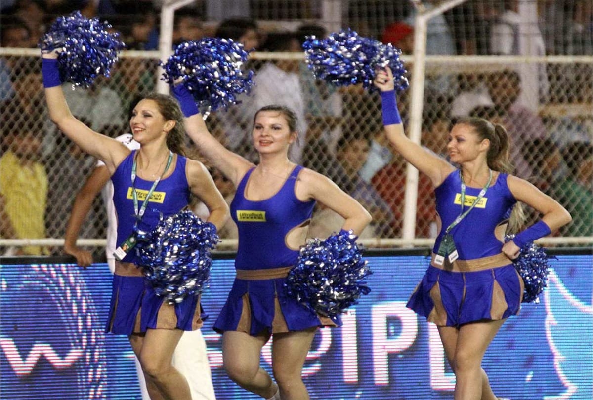 Mumbai Indians Cheerleader started spitting after dismissal of Hardik Pandya
