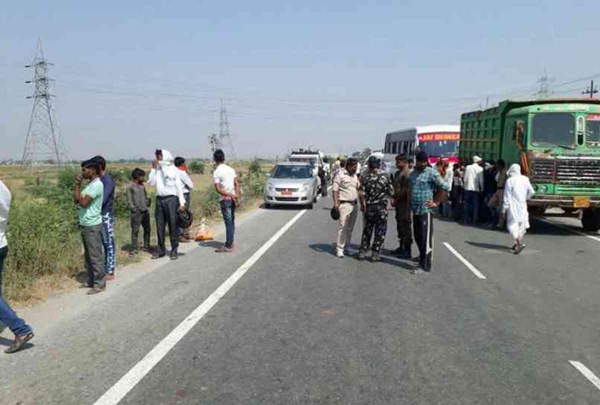 three people dead in road accident on Lucknow Delhi Highway