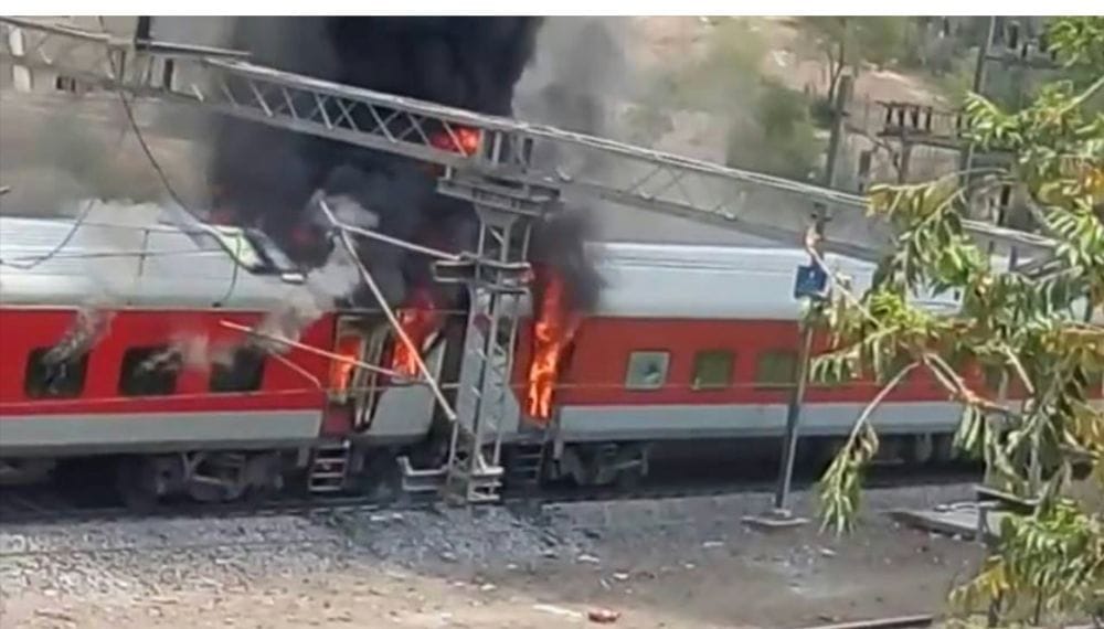agra a fire in three ac coach of new delhi-andhra pradesh express