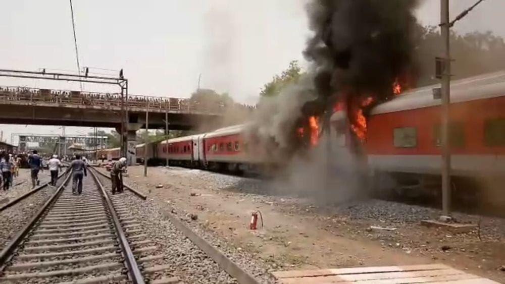 agra a fire in three ac coach of new delhi-andhra pradesh express