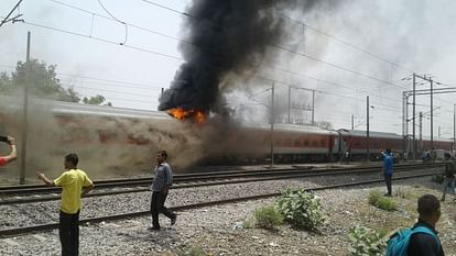agra a fire in three ac coach of new delhi-andhra pradesh express