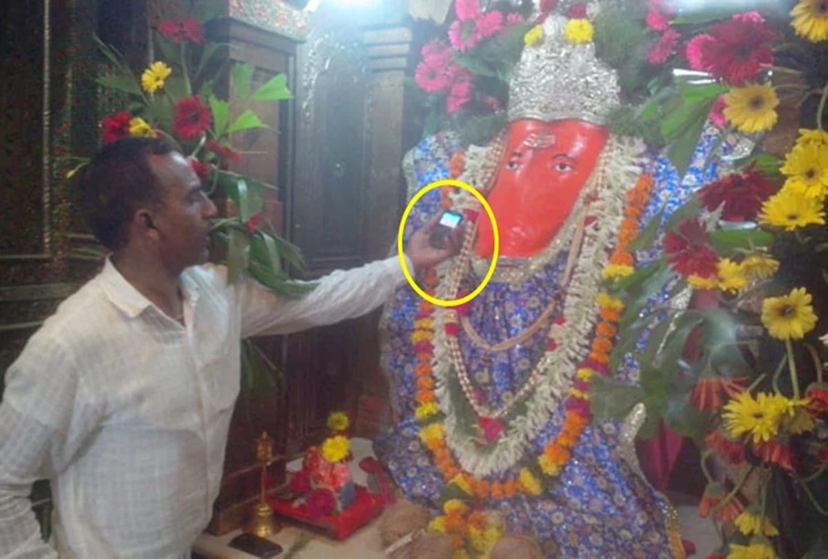 temple in india where god ganesh solve problem through mobile