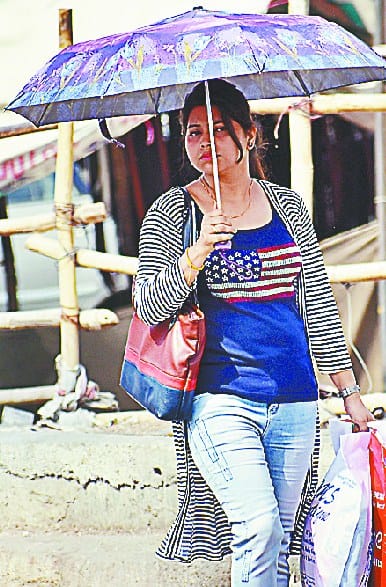 loo kar rahi pareshaan, garmi se haal behaal