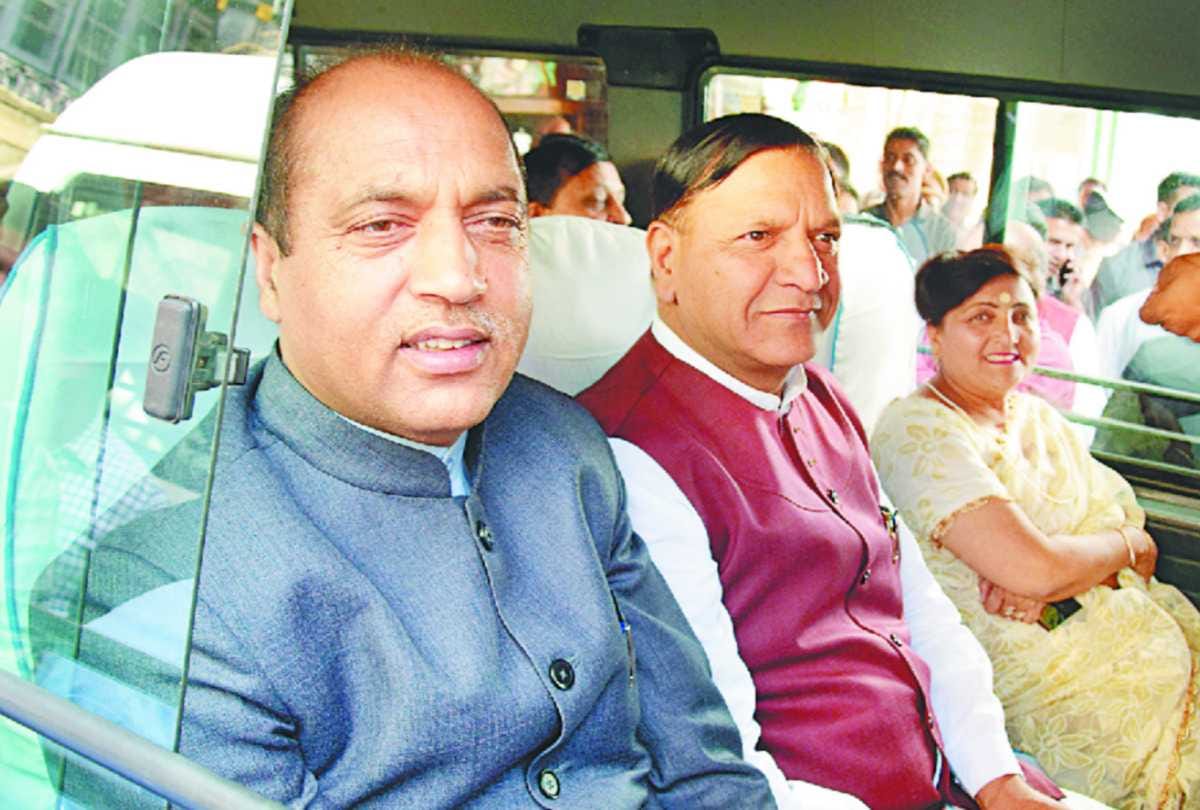 Jairam thakur arrived from Tempo Traveler to meet President ramnath kovind