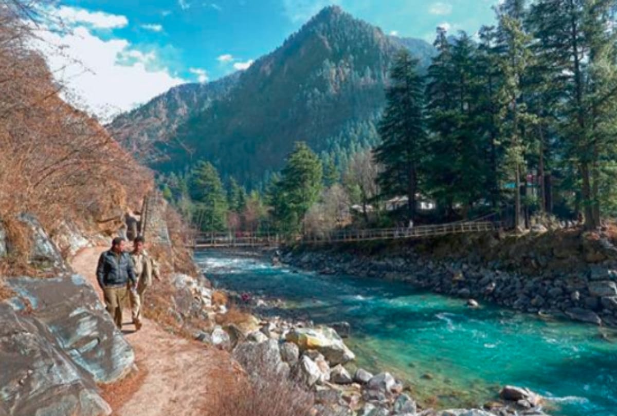 visit top five cafes in Tosh himachal with breathtaking view