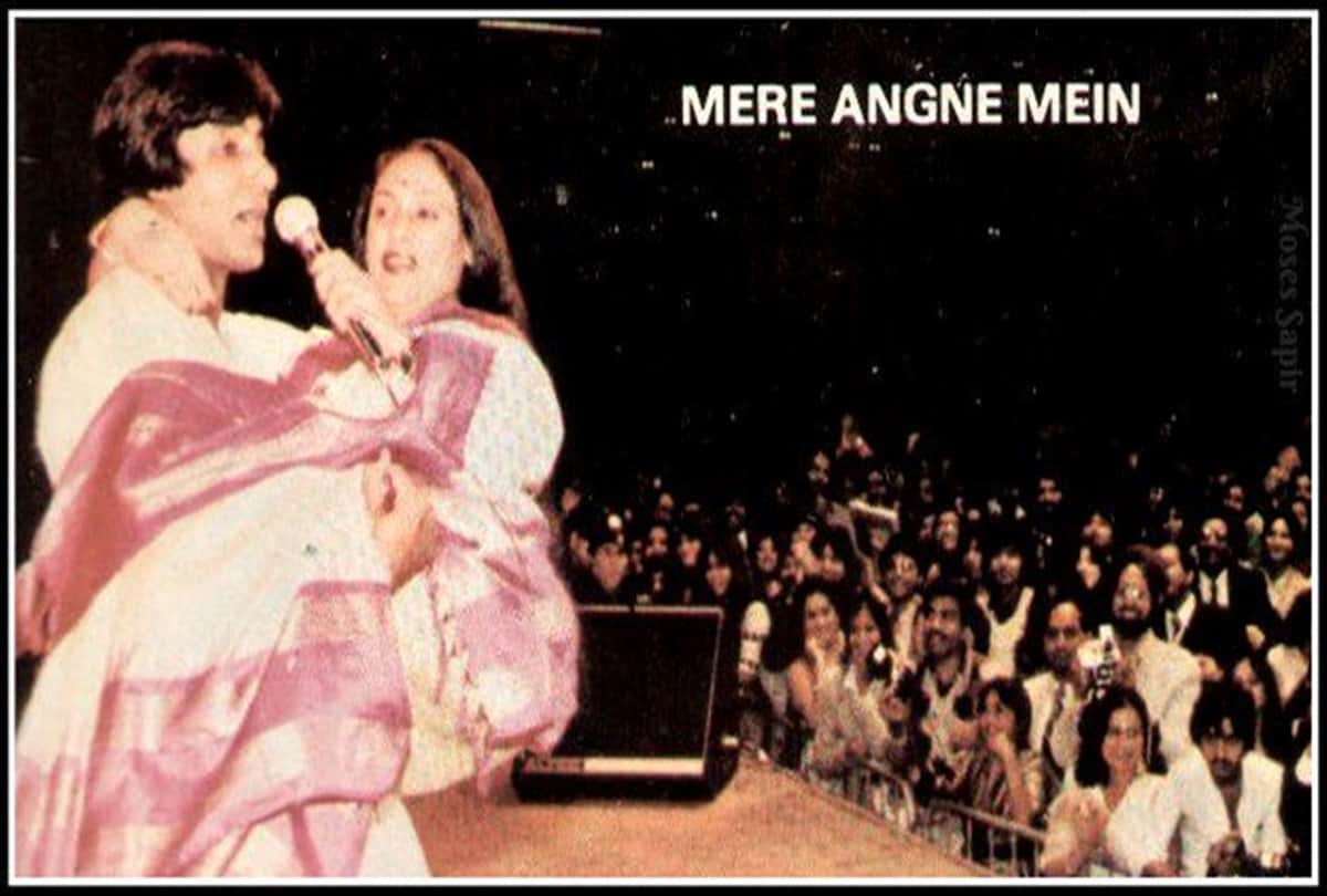 Amitabh Bachchan express his love for her wife jaya bachchan and sing mere angne mein song