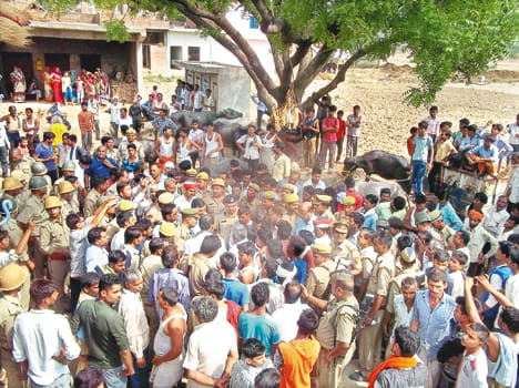 कानपुर देहात के रूरा क्षेत्र के मड़ौली गांव में आक्रोशित भीड़ को समझाते पुलिस अधिकारी।