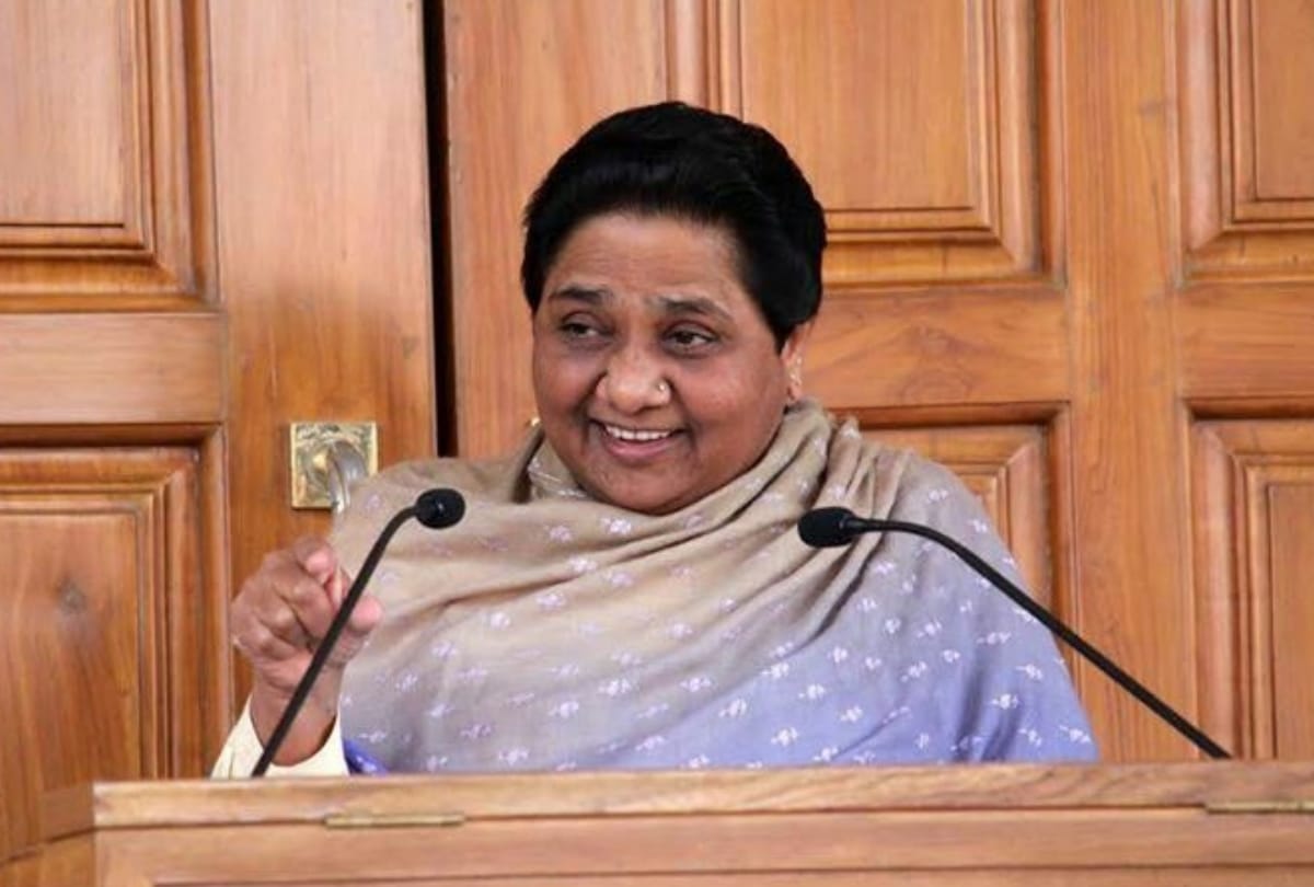 Mayawati put a board of Kanshiram Guest House at her official house
