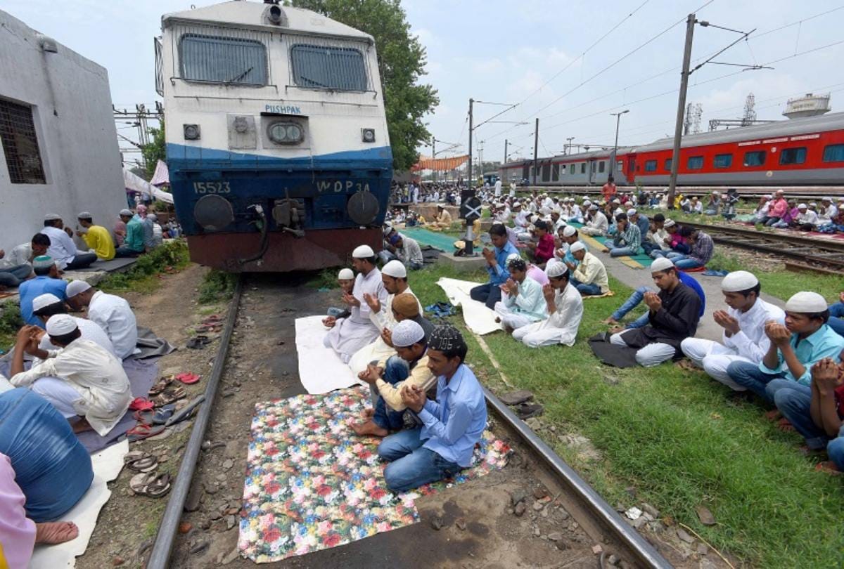 Photo being viral of people offering namaz on railway track 