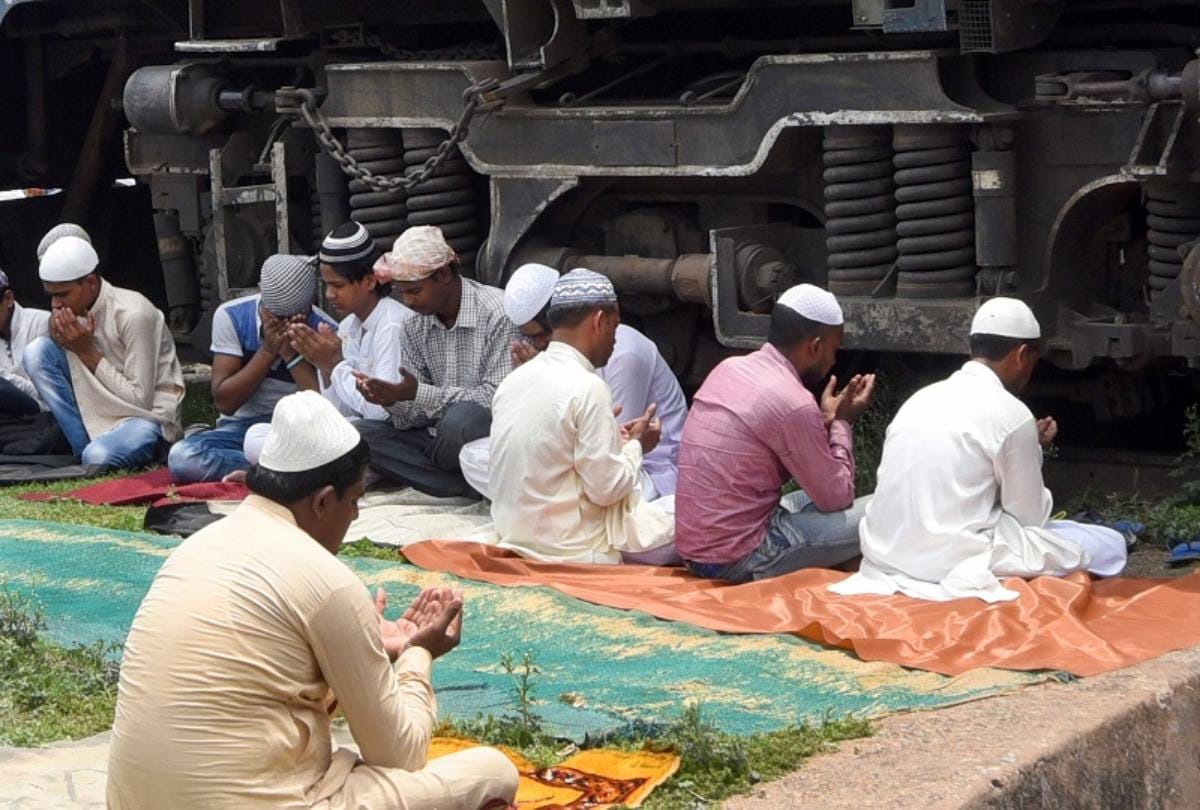 Photo being viral of people offering namaz on railway track 