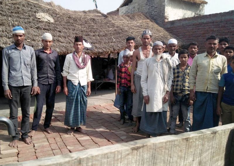 मंदिर-मस्जिद का स्थायी निर्माण करना चाहते हैं लोग