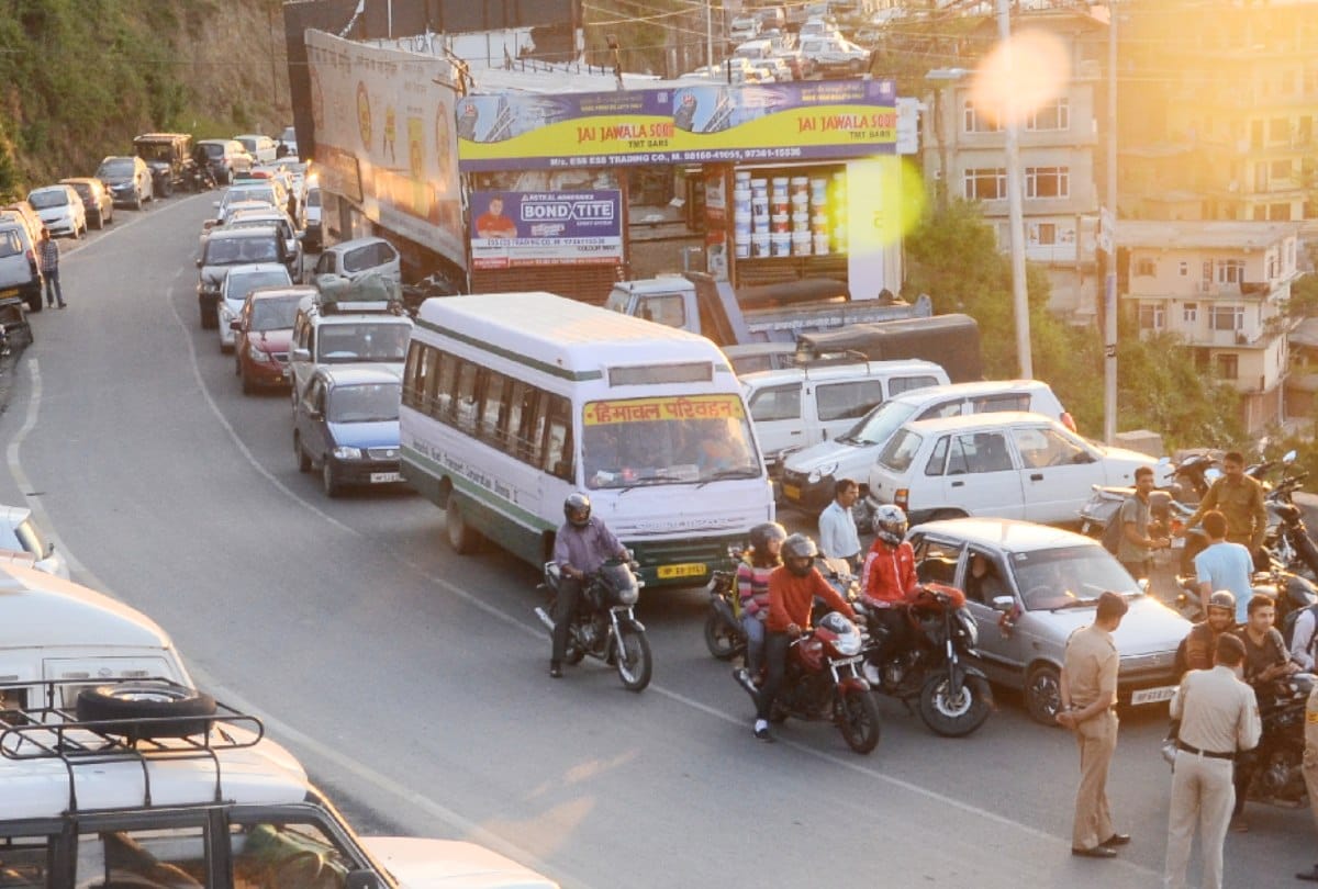रात साढ़े नौ बजे तक शहर जाम, बसों से उतर पैदल घर पहुंचे लोग