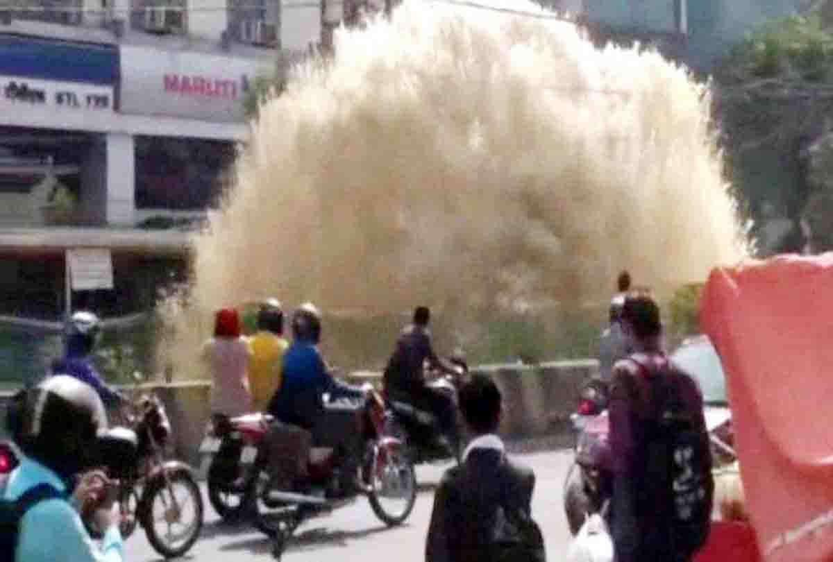 Pipeline ruptured and fountains came out inside road