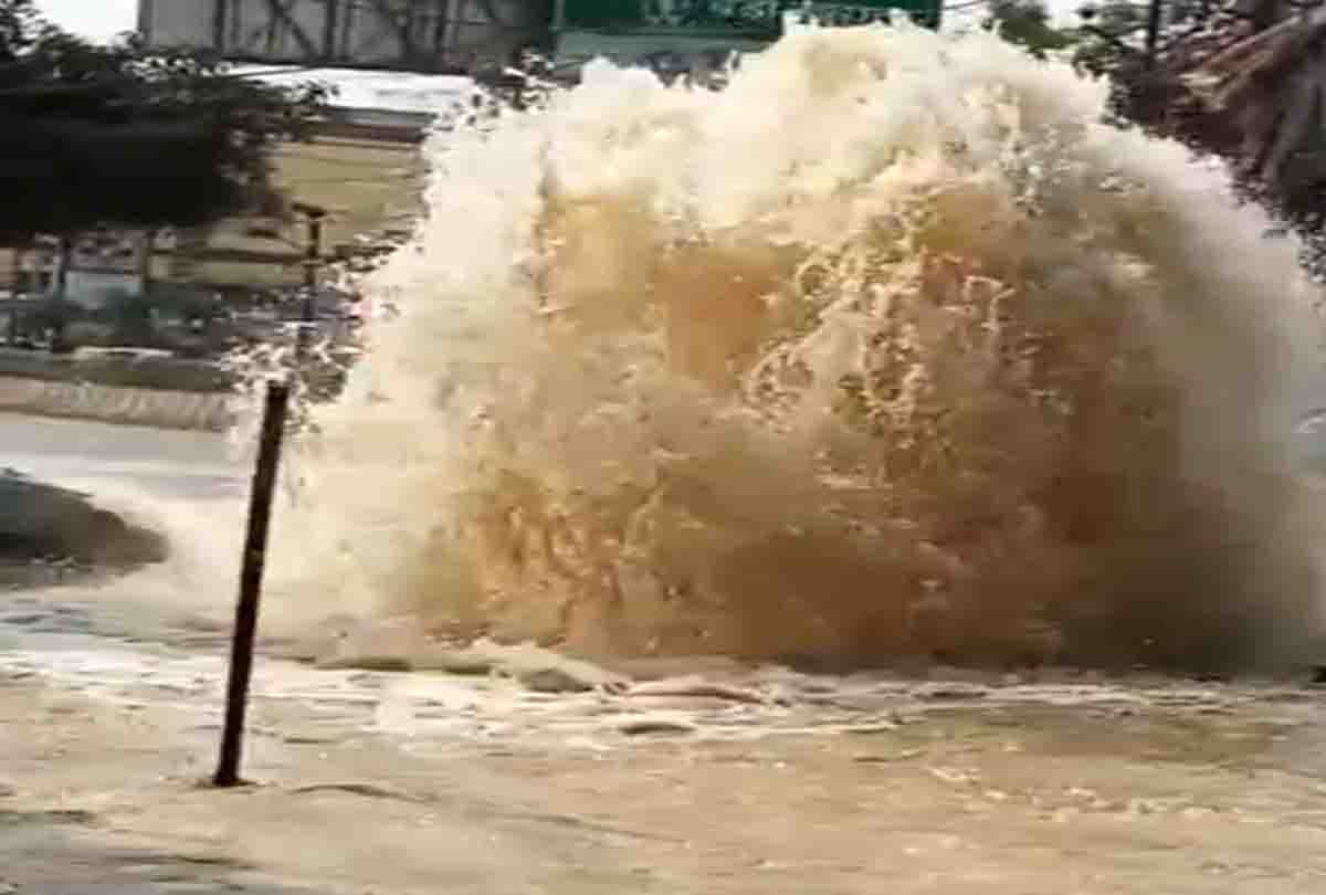 Pipeline ruptured and fountains came out inside road