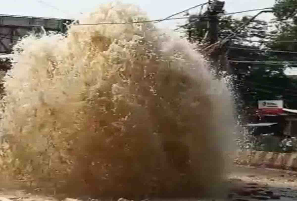Pipeline ruptured and fountains came out inside road