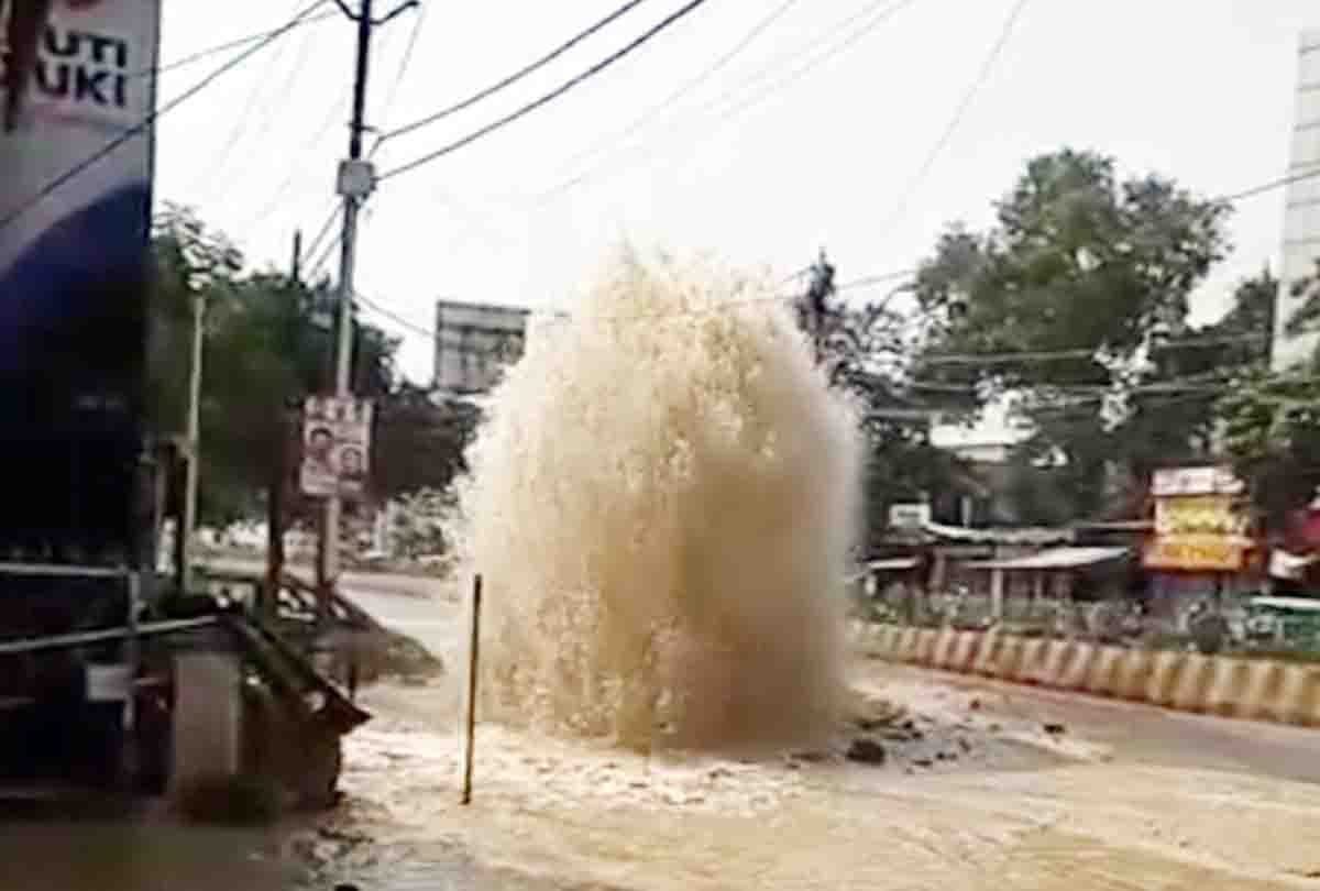 Pipeline ruptured and fountains came out inside road