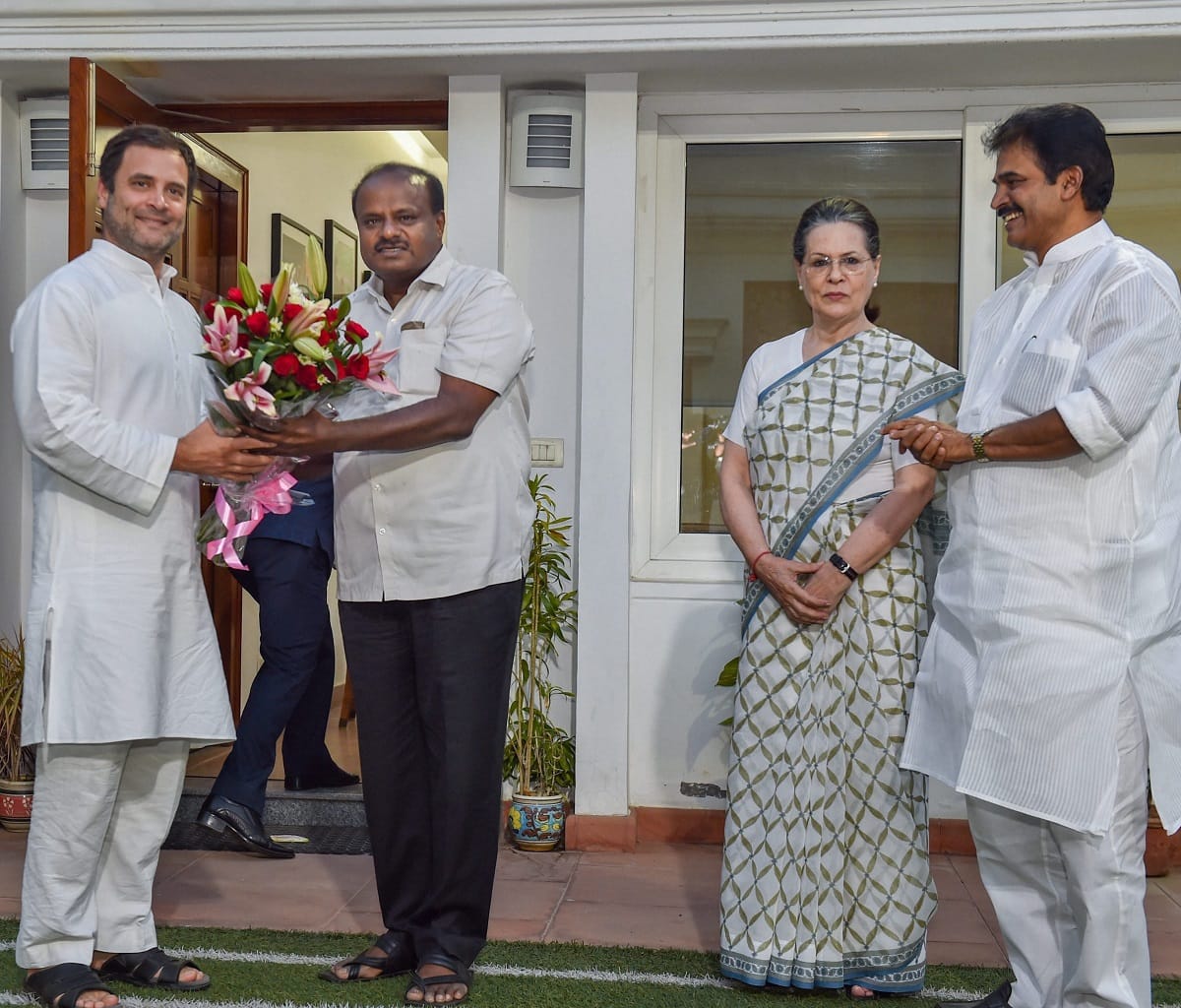 Rahul gandhi and sonia gandhi to celebrate government formation in Karnataka 