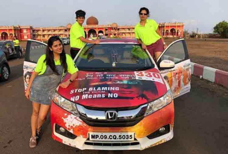 sridevi fan made a car of sridevi photos to tribute her and met boney kapoor