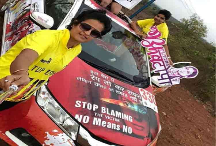 sridevi fan made a car of sridevi photos to tribute her and met boney kapoor