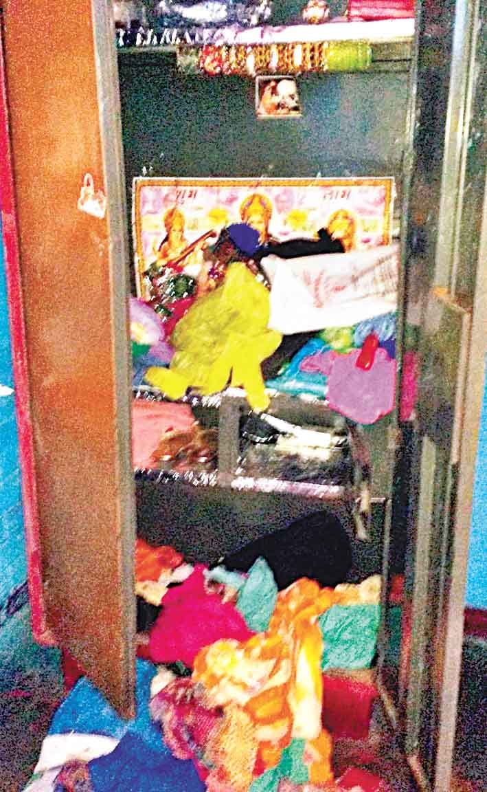बाजना में दो घरों से लाखों की  चोरी