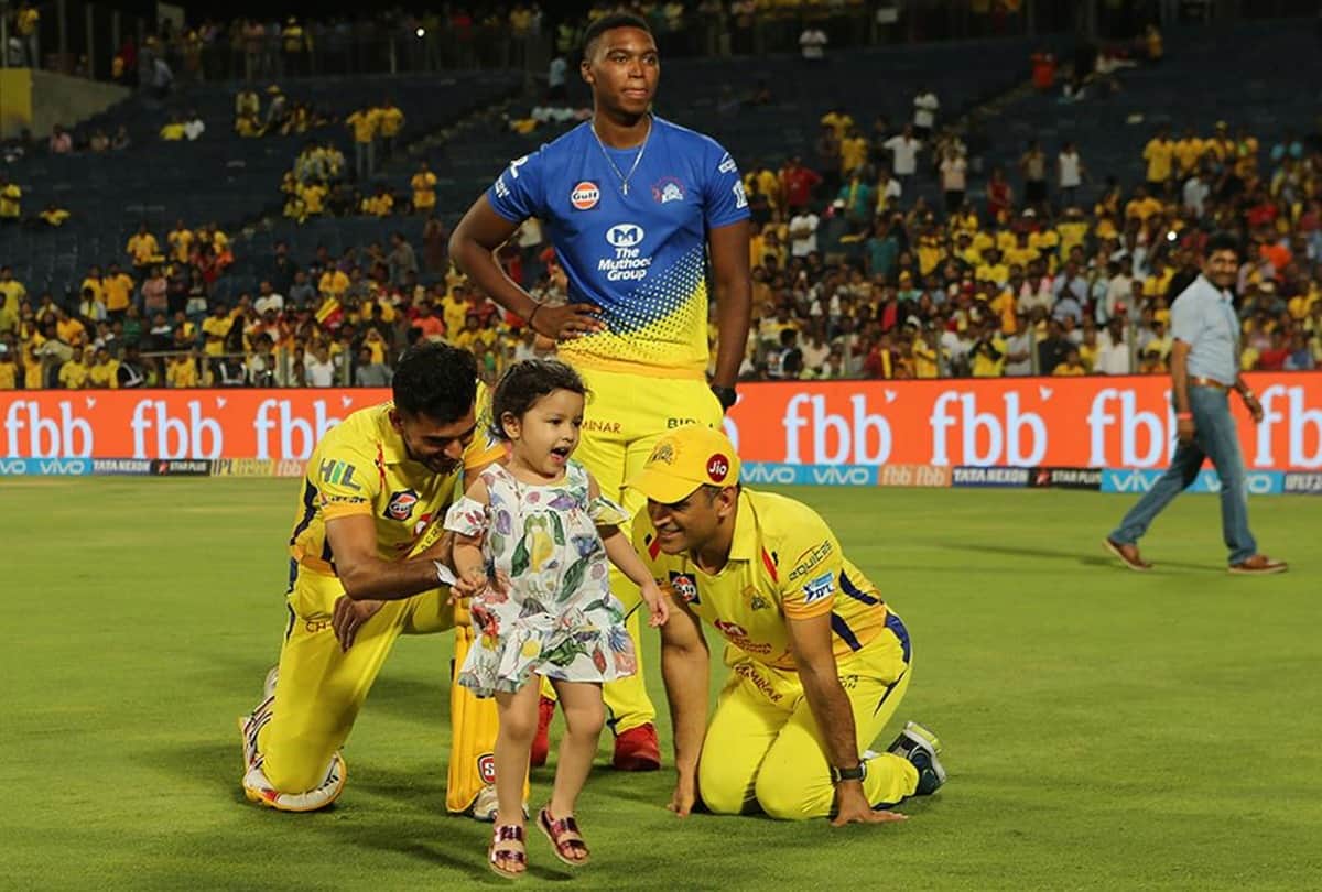 Cute Ziva playing with papa ms dhoni on ground after KXIP match, Video Viral