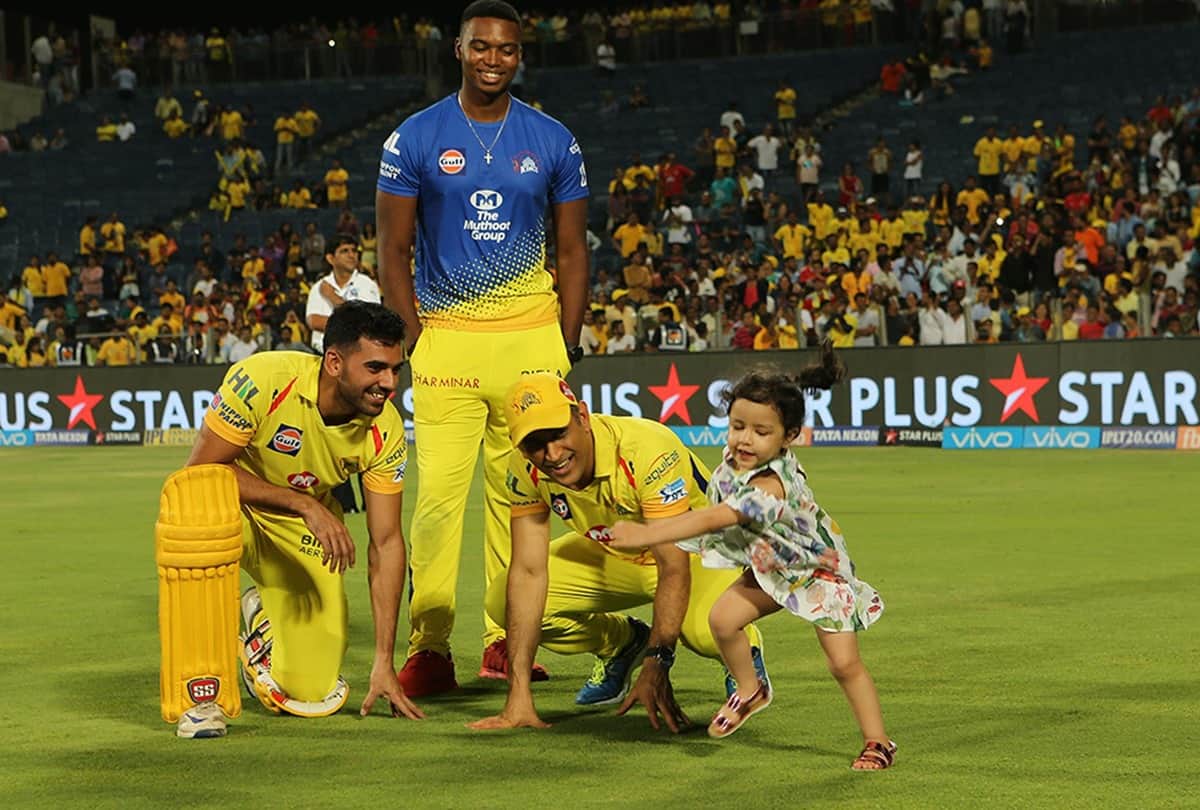 Cute Ziva playing with papa ms dhoni on ground after KXIP match, Video Viral