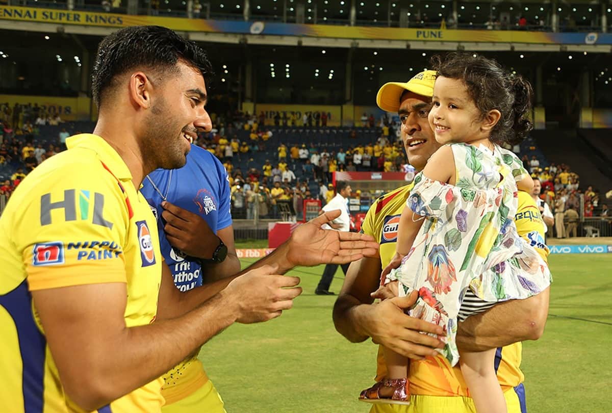 Cute Ziva playing with papa ms dhoni on ground after KXIP match, Video Viral