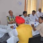 बैठक करते अधिकारी