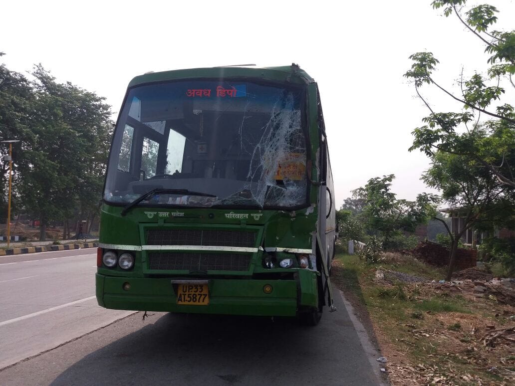 डिवाइडर से टकराकर बस सर्विस लेन पर  लटकी