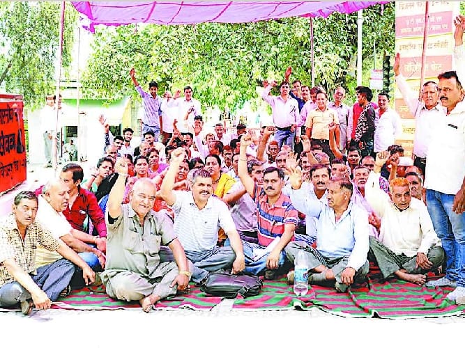ग्रामीण डाक सेवक हड़ताल पर, नहीं बंटी डाक