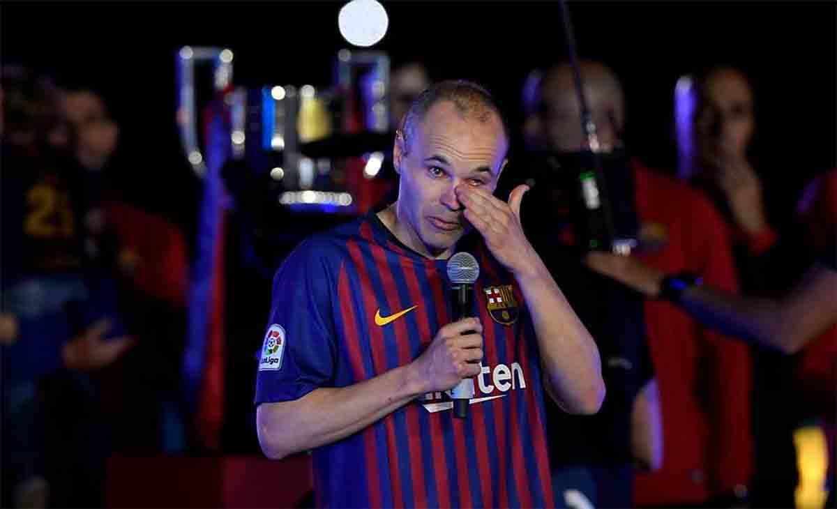 barcelona bids adieu to andres iniesta with win over real sociedad
